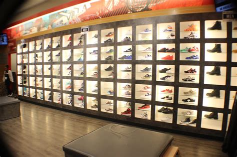 villa sneaker store website